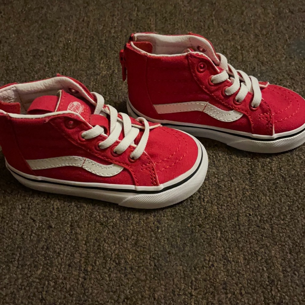 Size 6 in toddler, high top converse, red